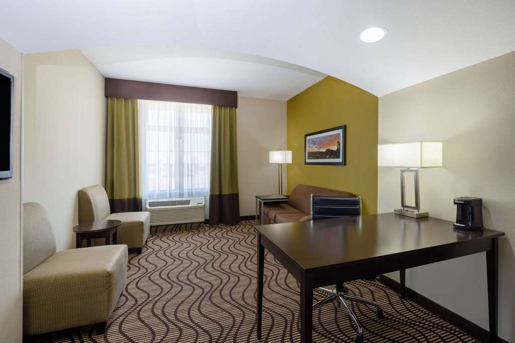 La Quinta Inn & Suites by Wyndham Artesia - photo 31