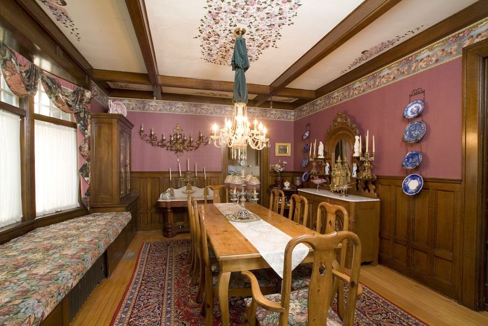 The Victorian Tudor Inn - photo 12