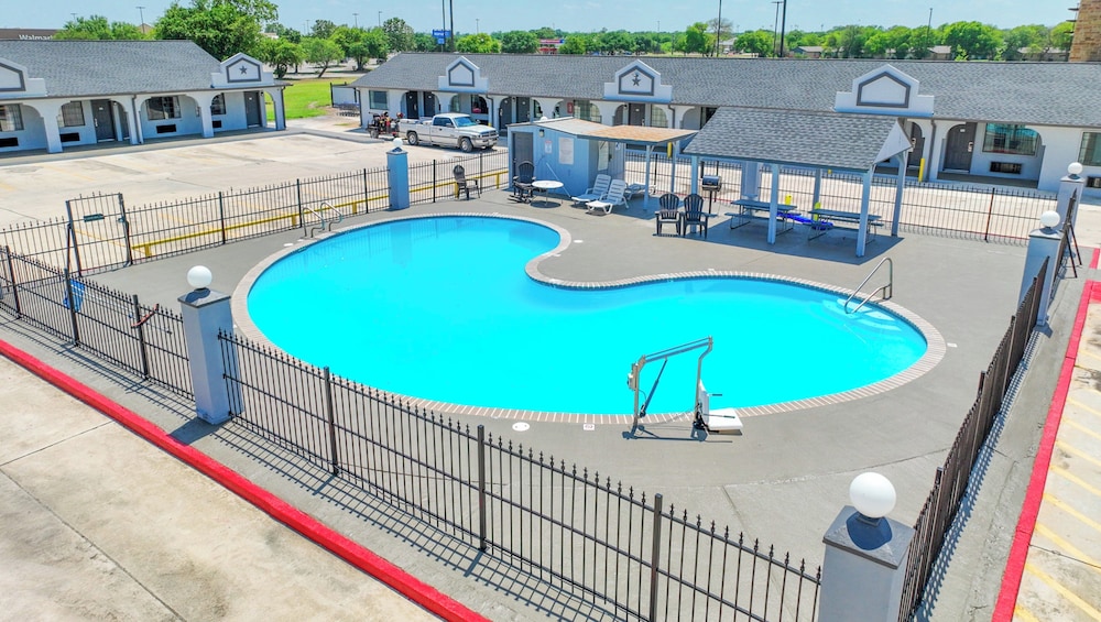 Executive Inn of Hondo - photo 14
