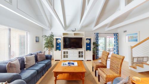 762 Queens Grant - featured photo