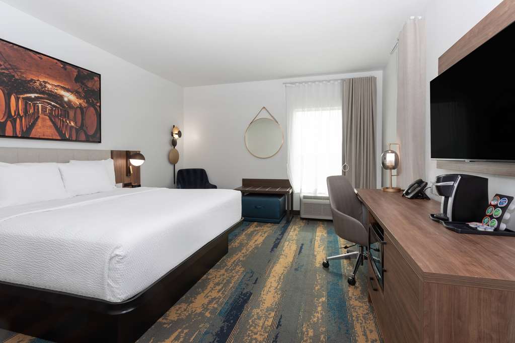 La Quinta Inn & Suites by Wyndham Galt Lodi North - photo 33