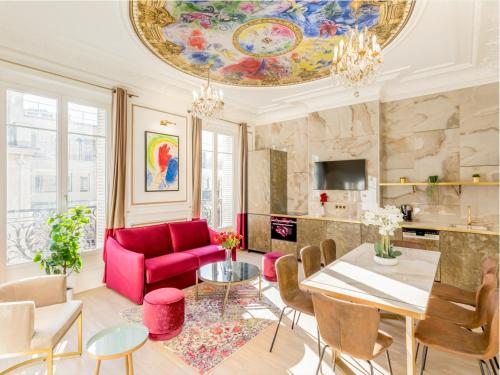 Luxury 3 Bedrooms 2 Bathrooms Apartment Opera Louvre — 4-Star Luxury Hotel in Paris, France