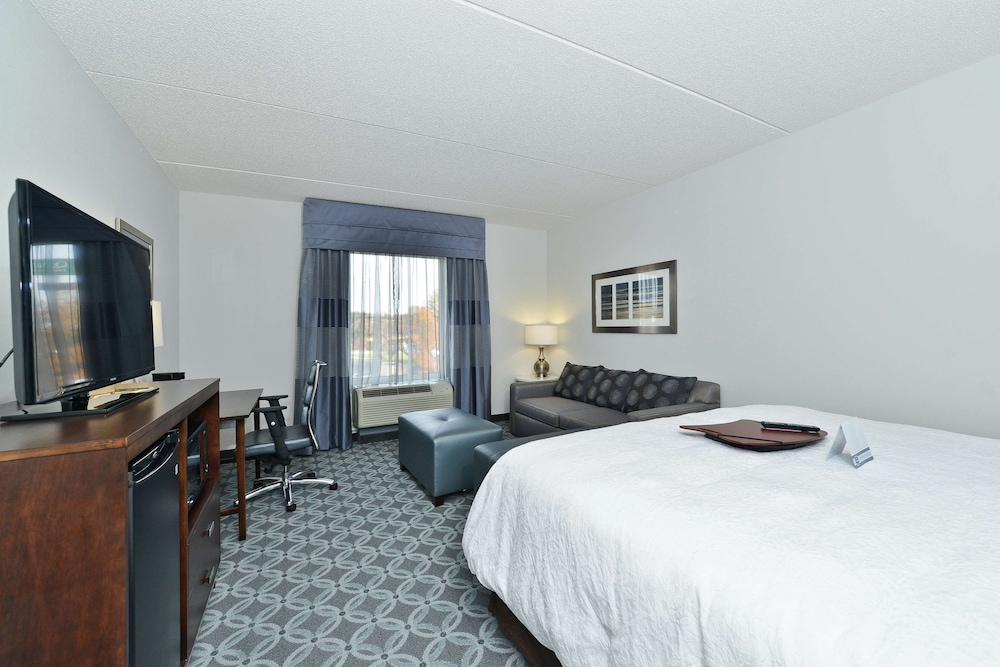 Hampton Inn & Suites Greensboro Coliseum Area - photo 9