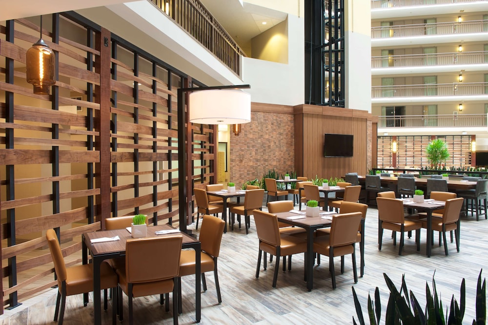 Embassy Suites by Hilton Portland Tigard - photo 9