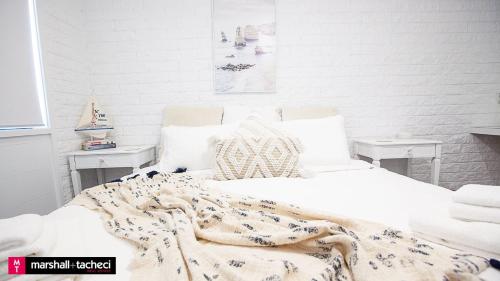 Marlin Waters Unit 1 walk to beach and river Bermagui Linen Provided in Bermagui, Australia