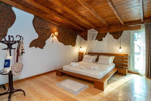 1BR Apt with Dual Terraces & Views By Wehost