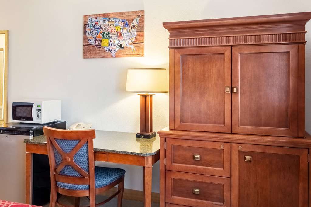Econo Lodge Inn & Suites Madras - photo 22