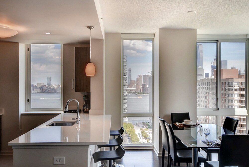 Global Luxury Suites at Newport - photo 25