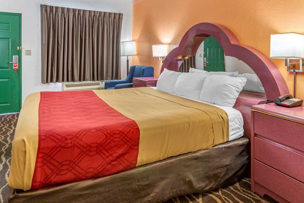 Econo Lodge Inn & Suites Albany North - photo 20