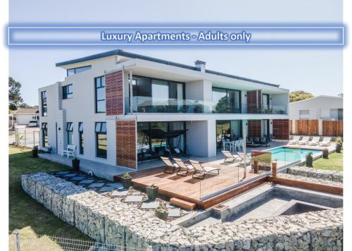 Hilltop Bayview Luxury Apartments — 4-Star Luxury Hotel in Plettenberg Bay, South Africa