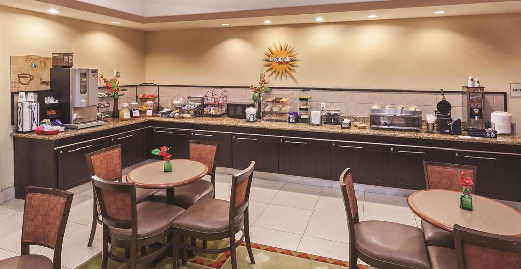 La Quinta Inn & Suites by Wyndham Port Arthur - photo 39