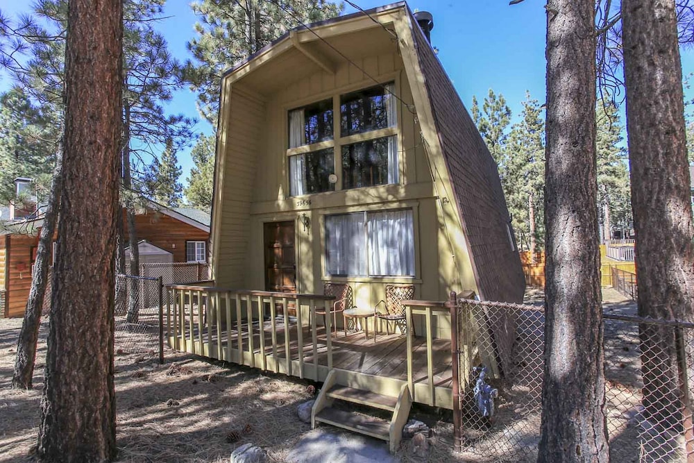 Fanciful Winters' Lake - last minute hotel in Big Bear Lake