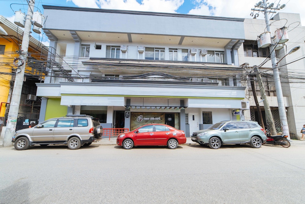 RedDoorz Plus near San Pedro Cathedral in Davao, Philippines