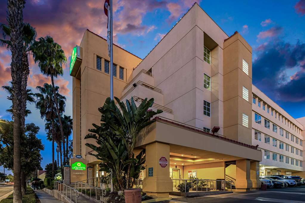 La Quinta Inn & Suites by Wyndham Anaheim - photo 4