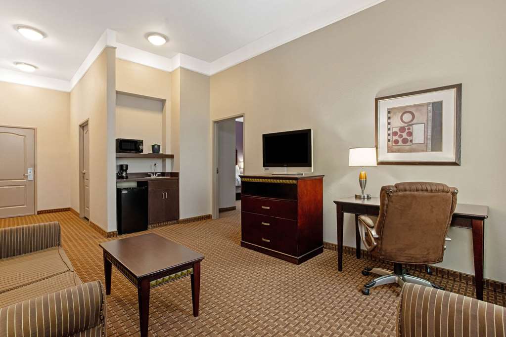 La Quinta Inn & Suites by Wyndham Cleburne - photo 24