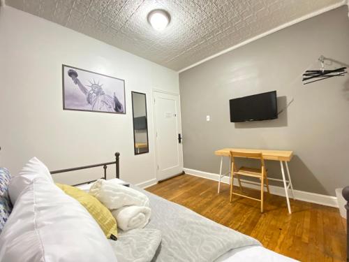 Best Room To Visit NYC Subway Access in Newark, United States