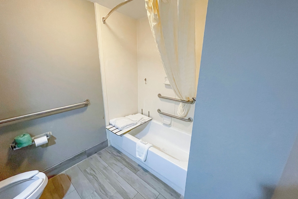 La Quinta Inn & Suites by Wyndham Jackson North - photo 28