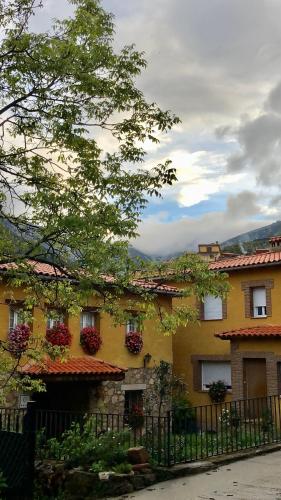 Casa Rural Sierra de Tormantos — 4-Star Luxury Hotel in Guijo De Santa Barbara, Spain
