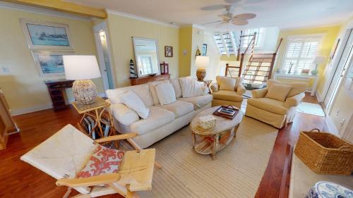 Thirst N Howl by Tybee Vacation Rentals — 4-Star Luxury Hotel in Tybee Island, United States