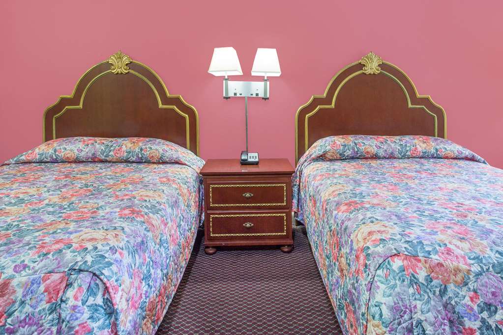 Knights Inn Emporia - photo 12