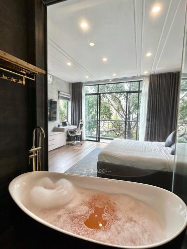 Khánh Nguyễn Luxury Apartment balcony street view large bathtub — 4-Star Luxury Hotel in Ho Chi Minh City, Vietnam
