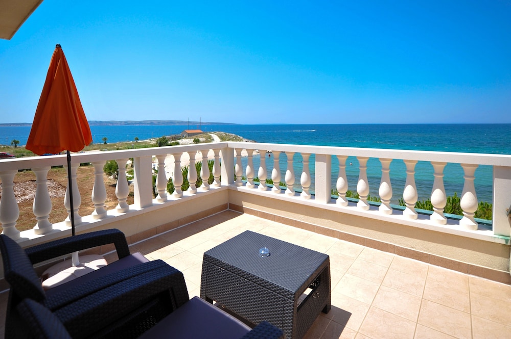 Villa Kastel — 4-Star Luxury Hotel in Povljana, Croatia