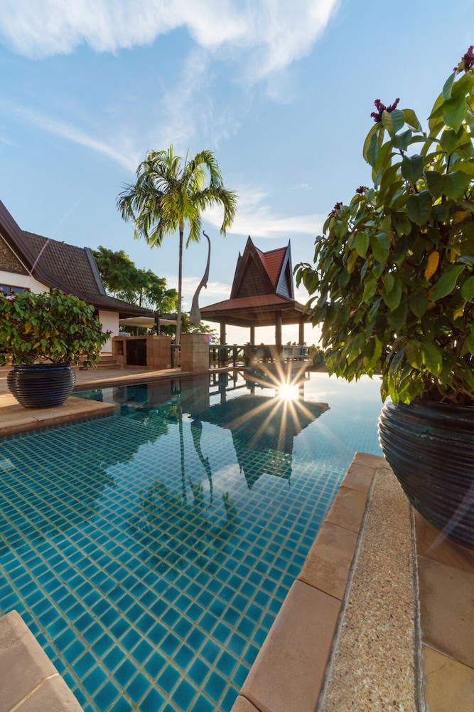 Villa Baan Hen 5 Bedroom Kata Beach — 4-Star Luxury Hotel in Phuket, Thailand