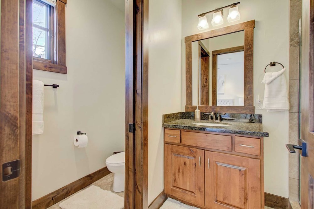 Fairway Ski and Golf Retreat by Avantstay Blocks From the Ski Lift Beautiful Views w Hot Tub - photo 13