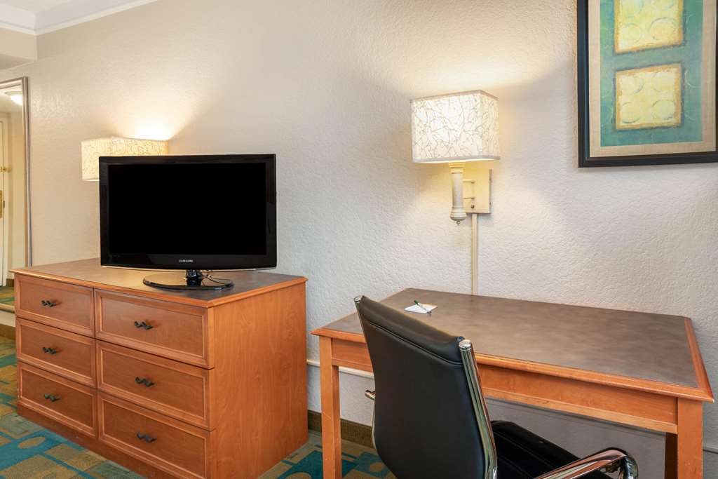La Quinta Inn & Suites by Wyndham Seattle Sea Tac Airport - photo 18