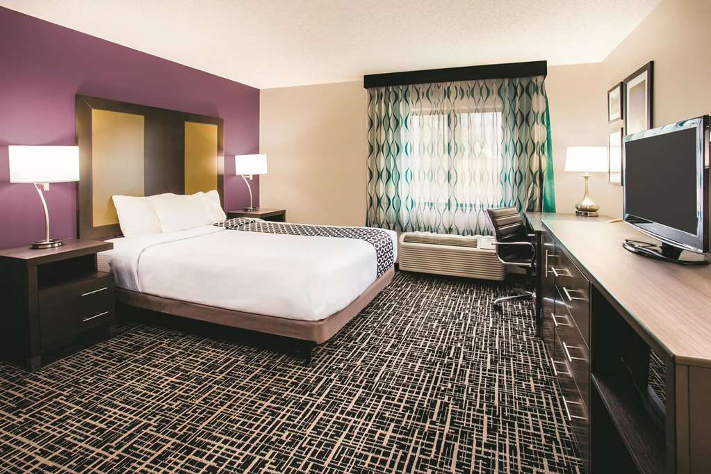 La Quinta Inn & Suites by Wyndham Cincinnati NE Mason - photo 16