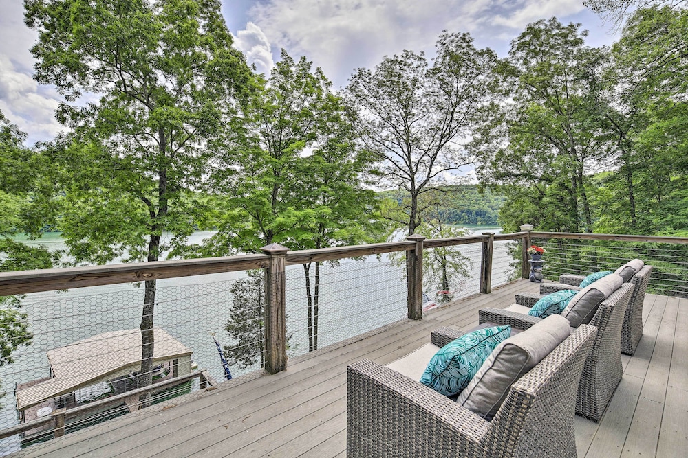 Inviting Family Abode with Dock on Norris Lake — hotel in Caryville