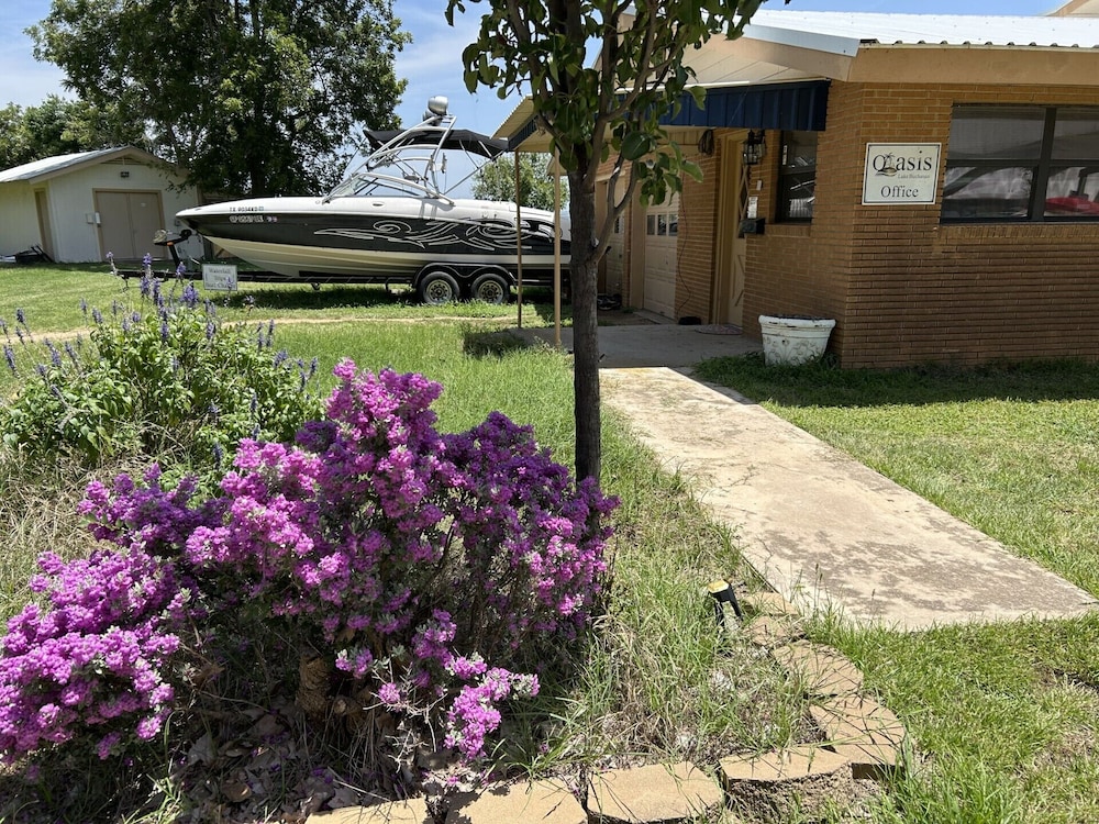 Oasis Lake Buchanan - carbon neutral hotel in Bluffton