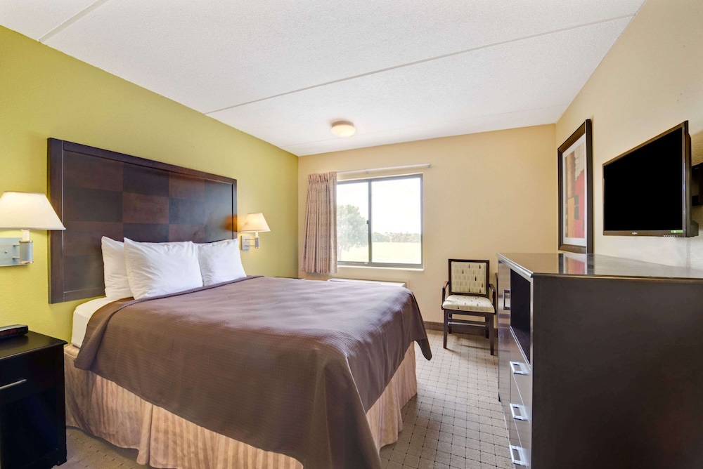 Days Inn & Suites by Wyndham DeSoto - photo 6