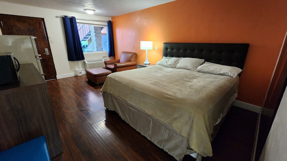 B&J Hotel and Apartment - photo 9
