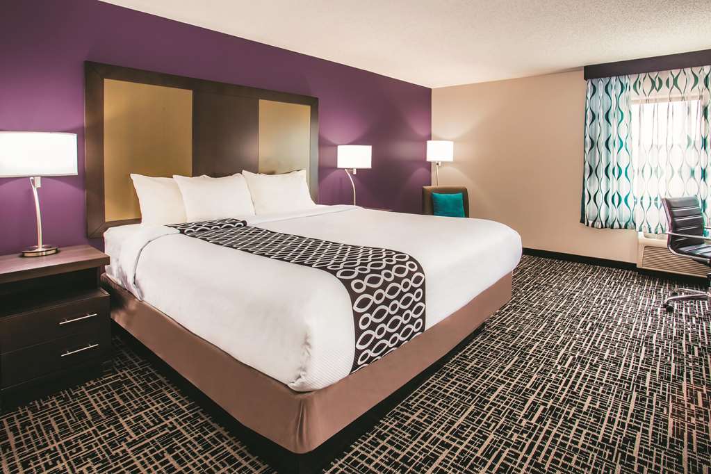 La Quinta Inn & Suites by Wyndham Cincinnati NE Mason - photo 10