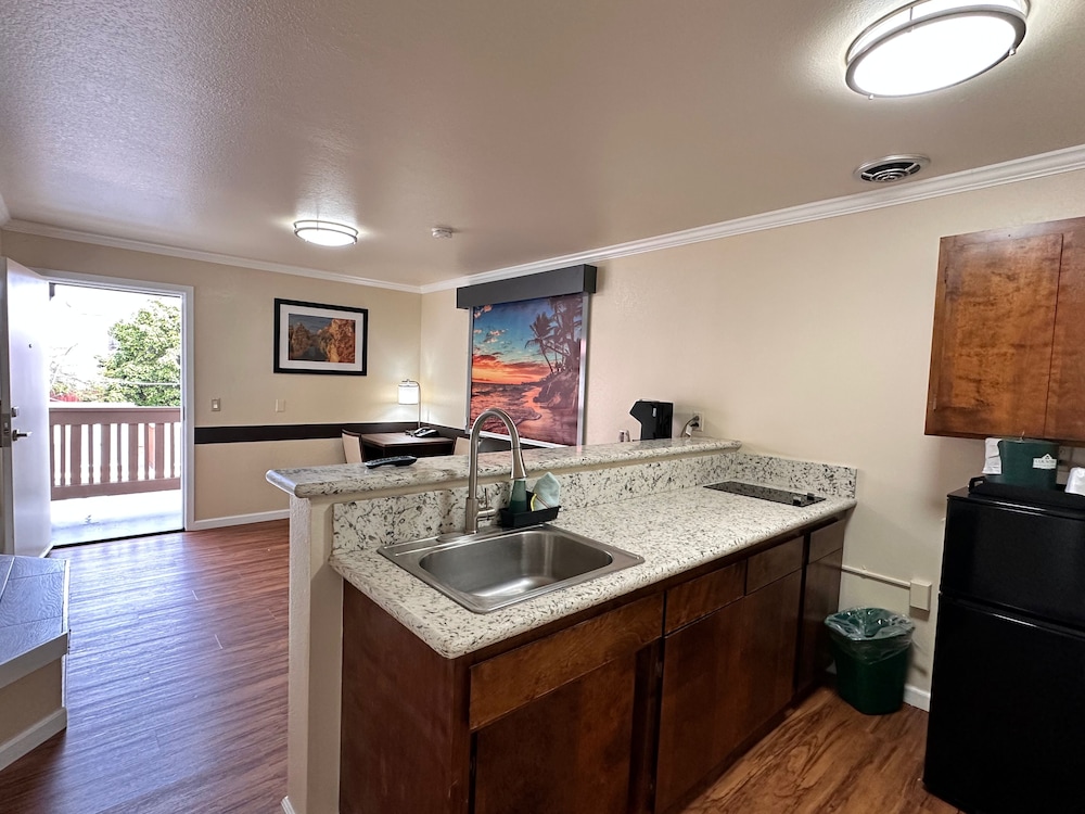 Beachwalker Inn and Suites - photo 9