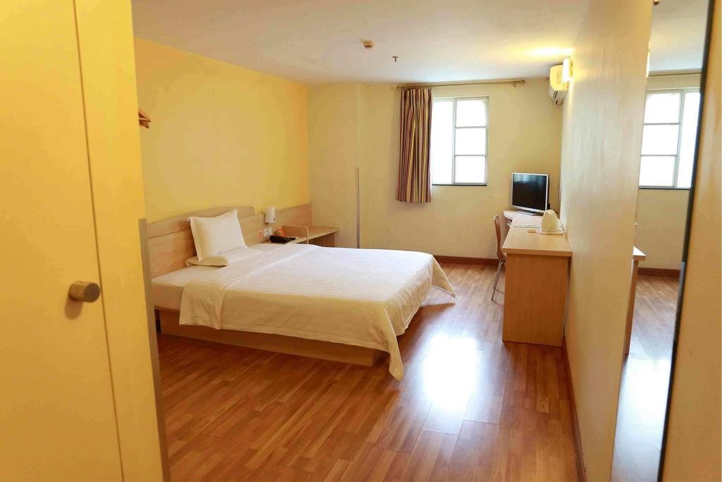 π Hotel — hotel in Neijiang