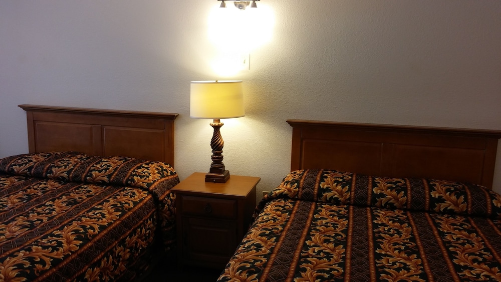 Country Regency Inn & Suites - photo 10