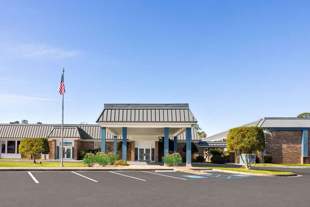 Days Inn by Wyndham Hinesville Near Fort Stewart - photo 2