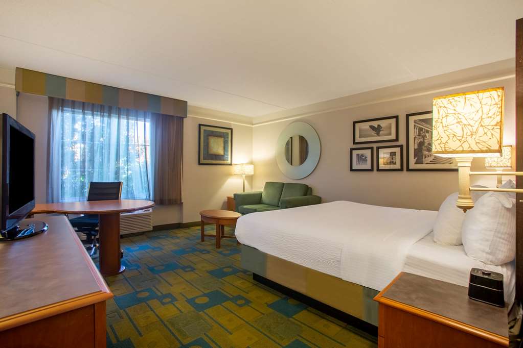 La Quinta Inn & Suites by Wyndham Charlotte Airport South - photo 14