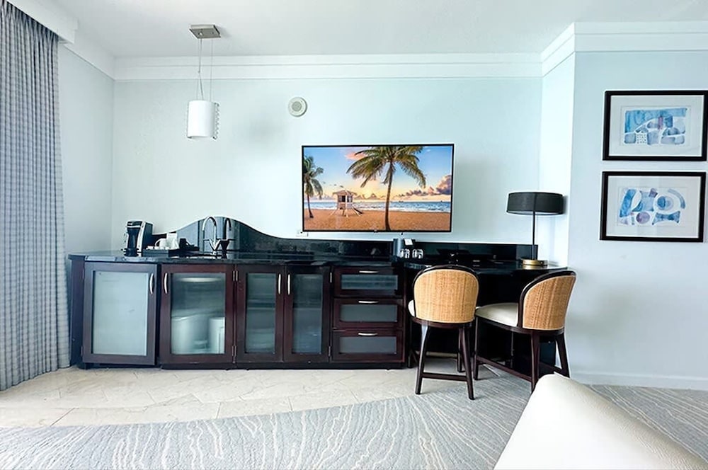 Fontainebleau Miami Beach Private Luxury Suites - photo 195
