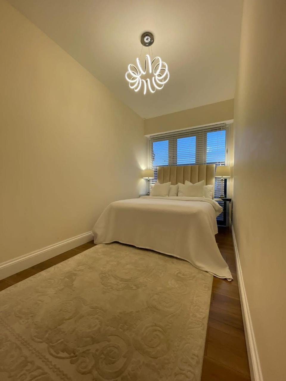 Brand New Modern Flat 17838237 — Southall