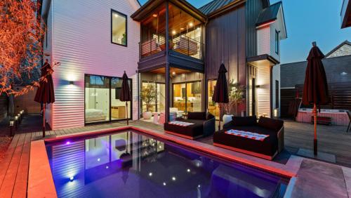 New 6 BR 4.5B Pool Hot Tub Cold Plunges Outdoor Sauna Bar 9 TVs — 4-Star Luxury Hotel in Austin, United States