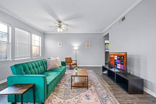 Luxe New Unit 2BR 2BA Pool Access — 4-Star Luxury Hotel in Haltom City, United States