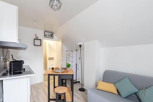 Charmant Studio Proche de Toutes Commodites in Saint-Quentin, France