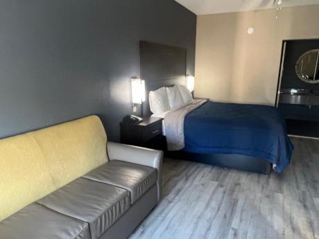Deluxe Inn and Suites - photo 4