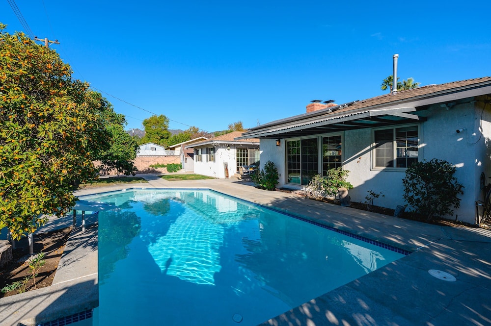 Luxury Estate With Sparkling Pool Elegant Amenities — hotel in Glendora