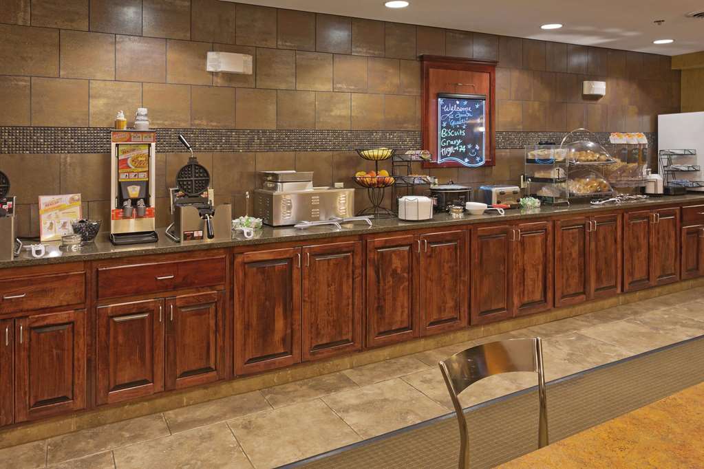 La Quinta Inn & Suites by Wyndham Minot - photo 41