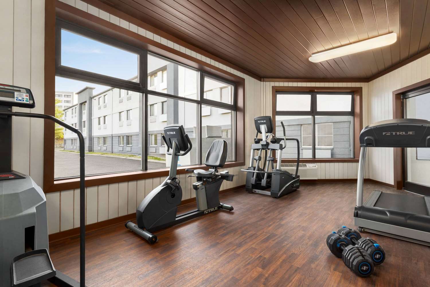 Super 8 by Wyndham Nashville Airport North - photo 21