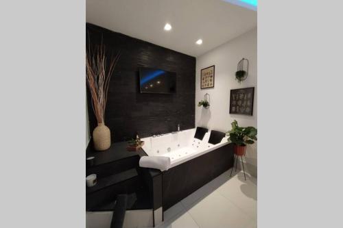 Elegante open space con vasca idromassaggio a Trastevere — 4-Star Luxury Hotel in Rome, Italy